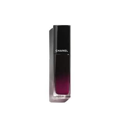 LA BARRA DE LABIOS LÍQUIDA BRILLANTE DE LARGA DURACIÓN